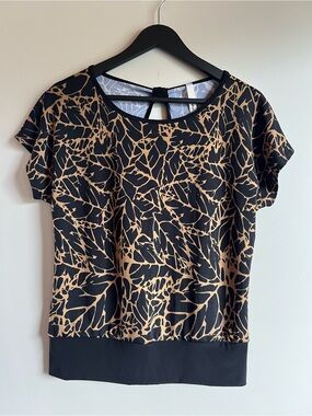 Hamilton Abstract Leaf Print Blouse Black Tan Keyhole Back Short Sleeve Small